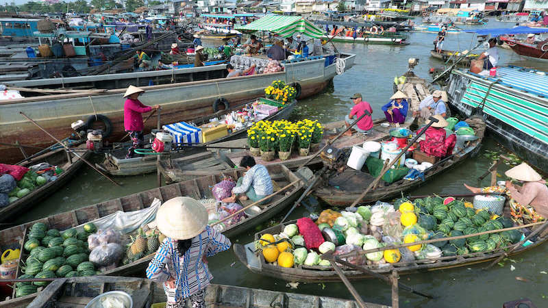 Khám phá chợ nổi cùng những loại trái cây, món ăn đậm chất miền Tây.