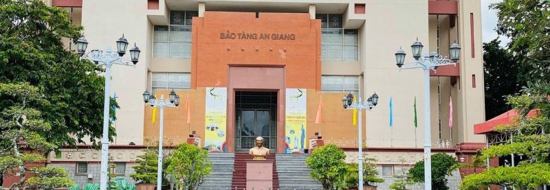 Tham quan bảo tàng Long Xuyên