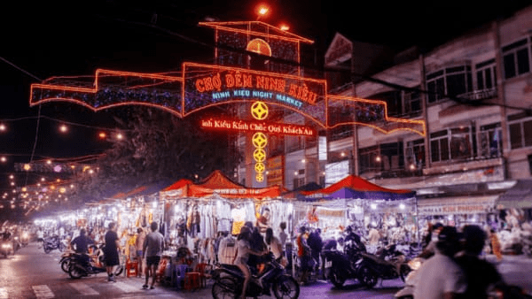 Chợ đêm Cần Thơ cũng là địa điểm nổi bật thu hút nhiều khách tham quan